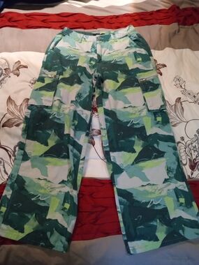 Forever 21 Green Peacock Camo Cargo Pants
